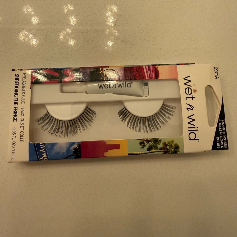Wet n Wild Dramatic Black‎ Lashes with Adhesive